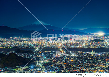 早春の朝鮮岩から月光に照らされた冠雪富士山と静岡市の夜景 137553829