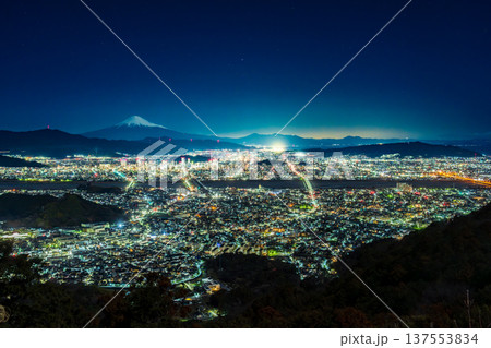 早春の朝鮮岩から月光に照らされた冠雪富士山と静岡市の夜景 137553834