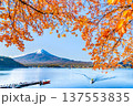 河口湖畔の紅葉と富士山 137553835