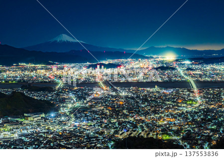 早春の朝鮮岩から月光に照らされた冠雪富士山と静岡市の夜景 137553836