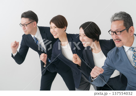 走り出すビジネスマンたち 137554032