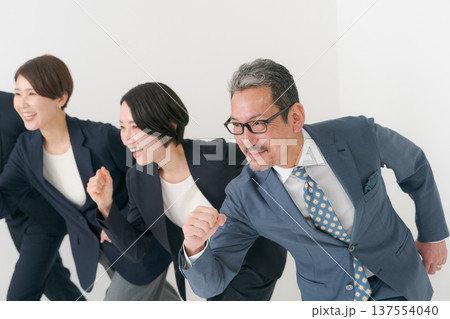 走り出すビジネスマンたち 走り出すビジネスマンたち 137554040
