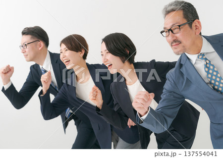 走り出すビジネスマンたち 137554041