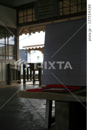 レトロ駅の待合室 137554199