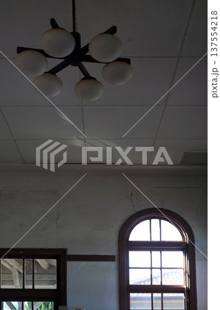 レトロ駅の待合室 137554218