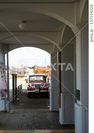 西岩国駅のレトロな駅舎と木炭車 137554228