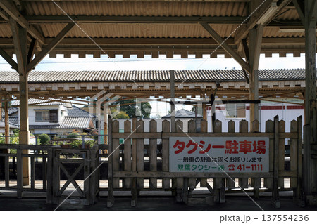 ローカル駅のタクシーのりば 137554236