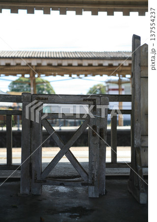 古い駅の開閉柵 137554237