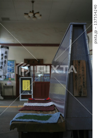 レトロ駅の待合室 137554240