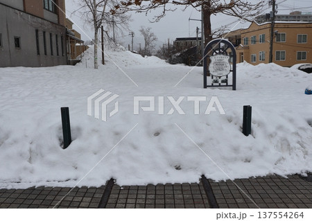 雪で埋もれた旧手宮線散策路（北海道小樽市） 137554264