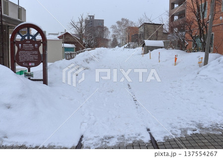 雪が積もる旧手宮線散策路(北海道小樽市) 雪が積もる旧手宮線散策路(北海道小樽市) 137554267