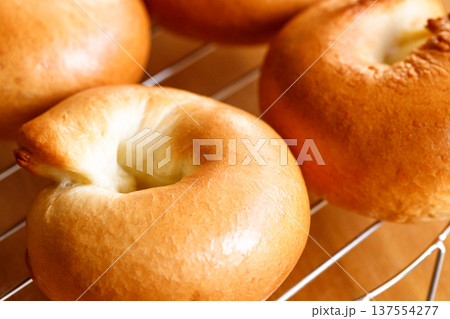 焼きたての手作りベーグル 137554277