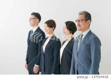 横並びのビジネスパーソン 137554416
