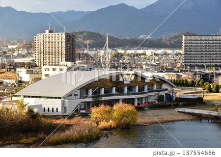 大津市　道の駅びわ湖米プラザと大津の町並み 137554686