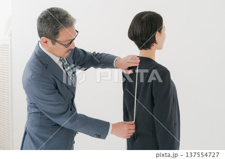 採寸をするテーラー 137554727