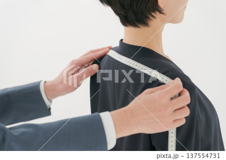 採寸をするテーラー 137554731