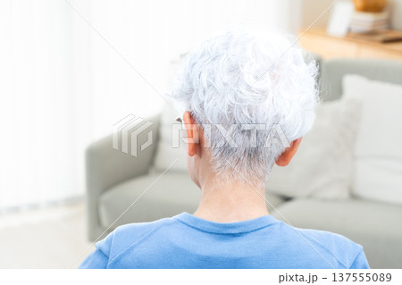 シニア女性の後ろ姿 137555089