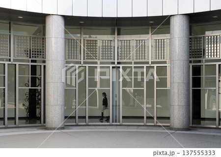 回廊を歩く女性学芸員 137555333