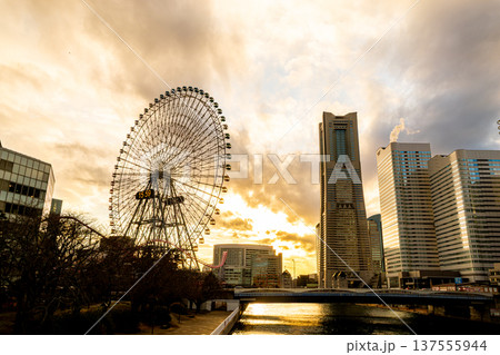 横浜 夕日に染まるみなとみらい 横浜 夕日に染まるみなとみらい 137555944
