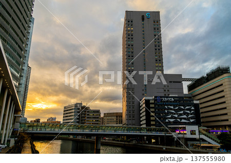 横浜 夕方の川に架かる橋 横浜 夕方の川に架かる橋 137555980