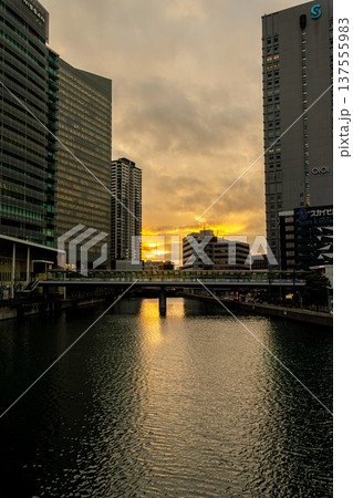 横浜　夕方の川に架かる橋 137555983