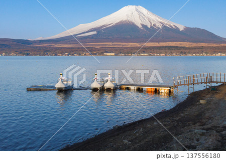 春の早朝　山中湖畔から見た冠雪の富士山 137556180