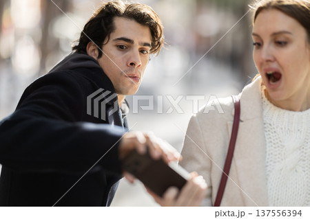 Thief steals girls phone and runs away with stolen property 137556394