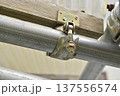 単管パイプと垂木止クランプの接合（DIY・建設資材） 137556574