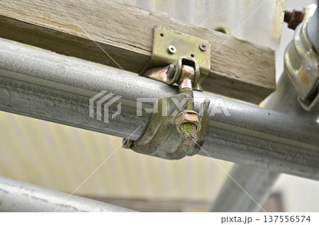 単管パイプと垂木止クランプの接合（DIY・建設資材） 137556574