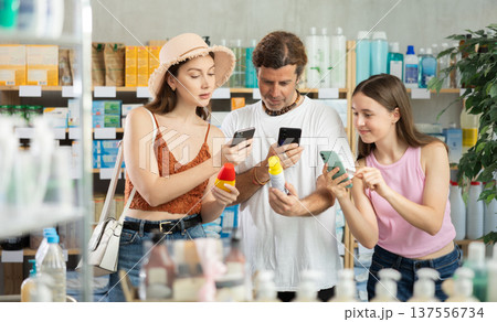 Father, mother and daughter choose insect repellent together - scan the QR code on package 137556734