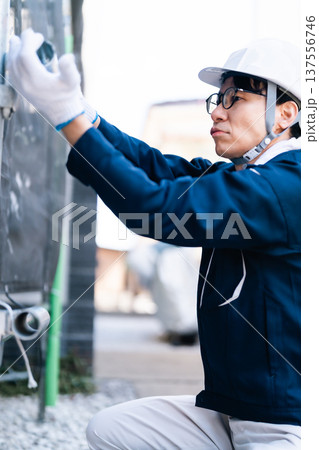 大規模修繕工事の現場で働く眼鏡の足場とび職人 大規模修繕工事の現場で働く眼鏡の足場とび職人 137556746