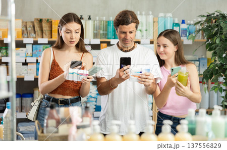 Father, mother and daughter choose pills together - scan the QR code on package 137556829