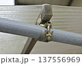 単管パイプと木材（垂木）を固定する垂木クランプの接写・構造イメージ 137556969