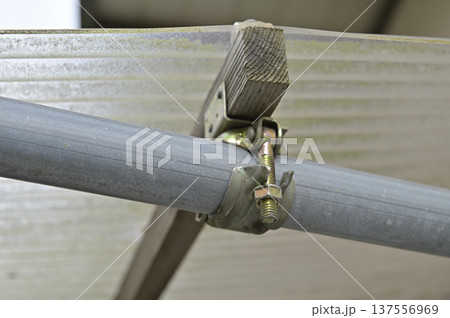 単管パイプと木材（垂木）を固定する垂木クランプの接写・構造イメージ 137556969