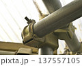 工事現場の単管パイプと直交クランプのクローズアップ 137557105
