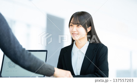 笑顔で話を聞く女性・ビジネスウーマン 137557203