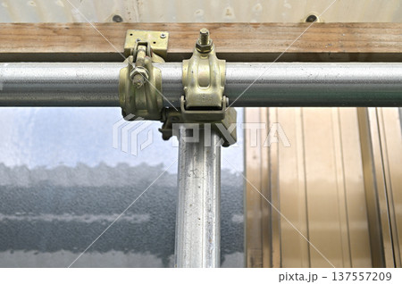 単管パイプの連結部分と直交クランプの構造 137557209