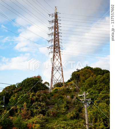 送電線の鉄塔 送電線の鉄塔 137557602