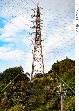 送電線の鉄塔 137557603