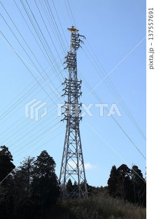 快晴の空と送電鉄塔　 137557691