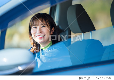 ドライブ旅行中の女性 ドライブ旅行中の女性 137557790