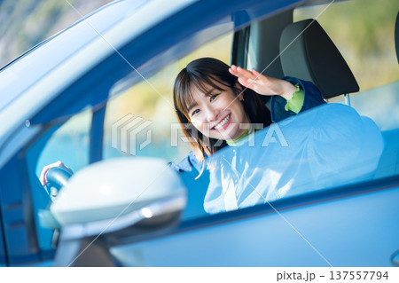 ドライブ旅行中の女性 137557794