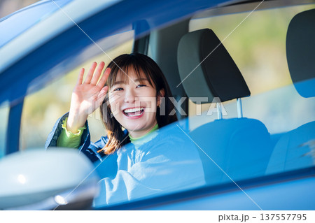 ドライブ旅行中の女性 ドライブ旅行中の女性 137557795
