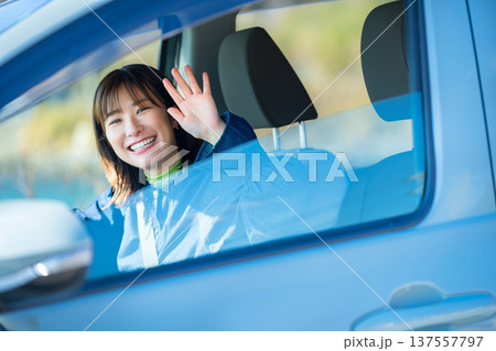 ドライブ旅行中の女性 ドライブ旅行中の女性 137557797