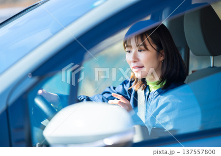 ドライブ旅行中の女性 137557800