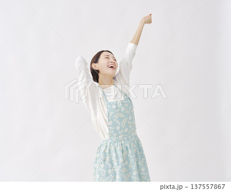 エプロンをつけた女性　伸び　白背景 137557867