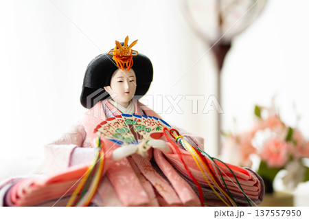 雛人形のお雛様(女雛)/ひな祭り・桃の節句の日本伝統行事 雛人形のお雛様(女雛)/ひな祭り・桃の節句の日本伝統行事 137557950
