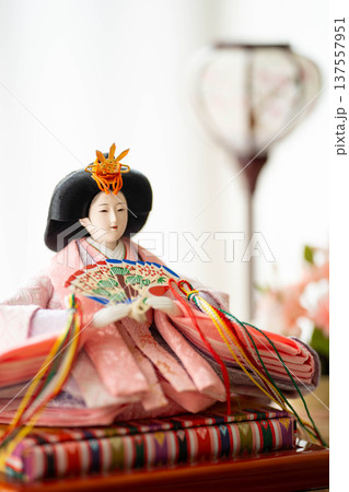 雛人形のお雛様(女雛)/ひな祭り・桃の節句の日本伝統行事 雛人形のお雛様(女雛)/ひな祭り・桃の節句の日本伝統行事 137557951