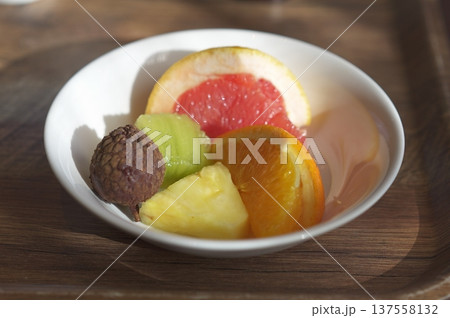 果物が数種類入った皿 果物が数種類入った皿 137558132