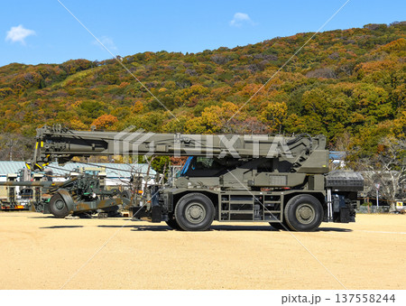 展示される陸上自衛隊のトラッククレーン 137558244
